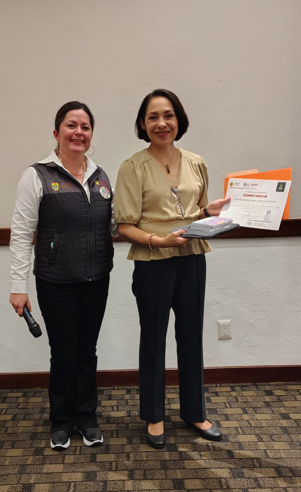 Representantes de CEVPRO en una actividad profesional